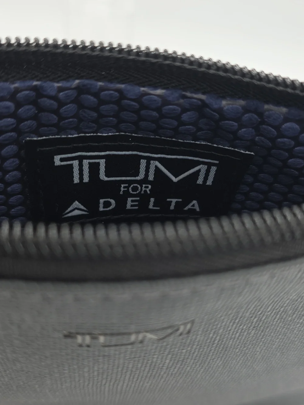 Tumi sleek toiletry